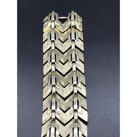 Vintage Lisner Wide Chevron Link Bracelet Beautiful Brushed & Smooth Gold Tone - Picture 6 of 9